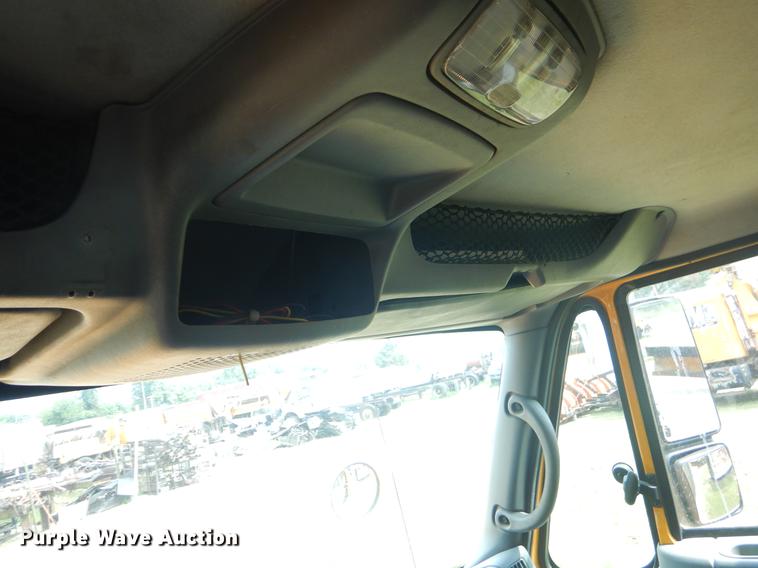 image for item EK9526 2003 International 7400 flatbed truck