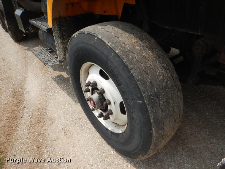 image for item EK9526 2003 International 7400 flatbed truck