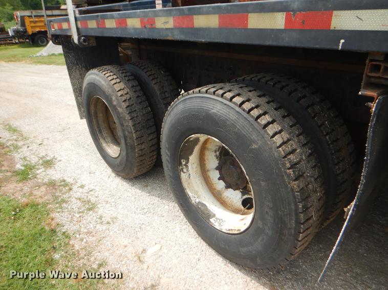 image for item EK9526 2003 International 7400 flatbed truck