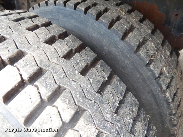 image for item EK9526 2003 International 7400 flatbed truck