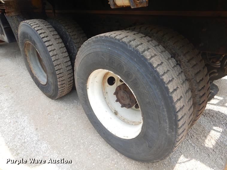 image for item EK9526 2003 International 7400 flatbed truck