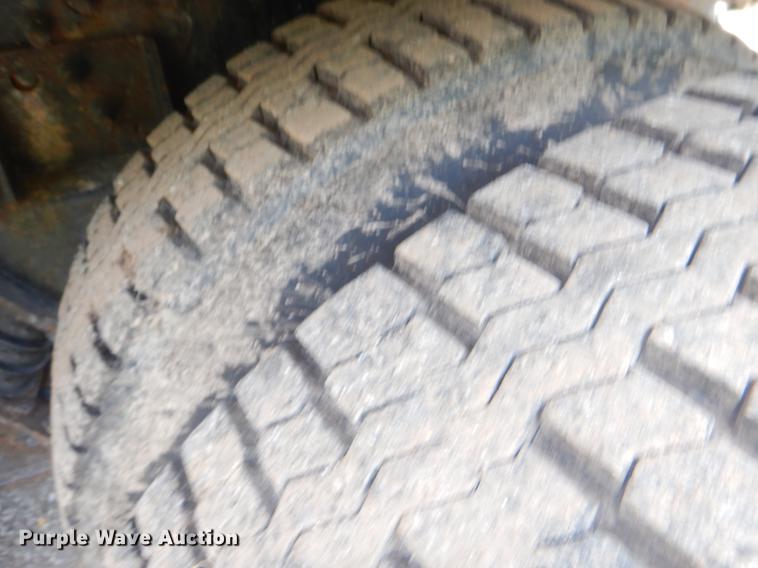 image for item EK9526 2003 International 7400 flatbed truck