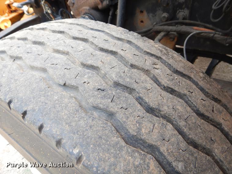 image for item EK9526 2003 International 7400 flatbed truck