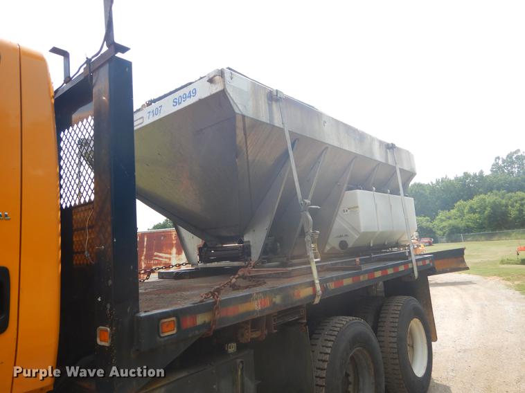 image for item EK9526 2003 International 7400 flatbed truck