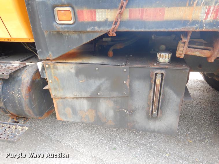 image for item EK9526 2003 International 7400 flatbed truck