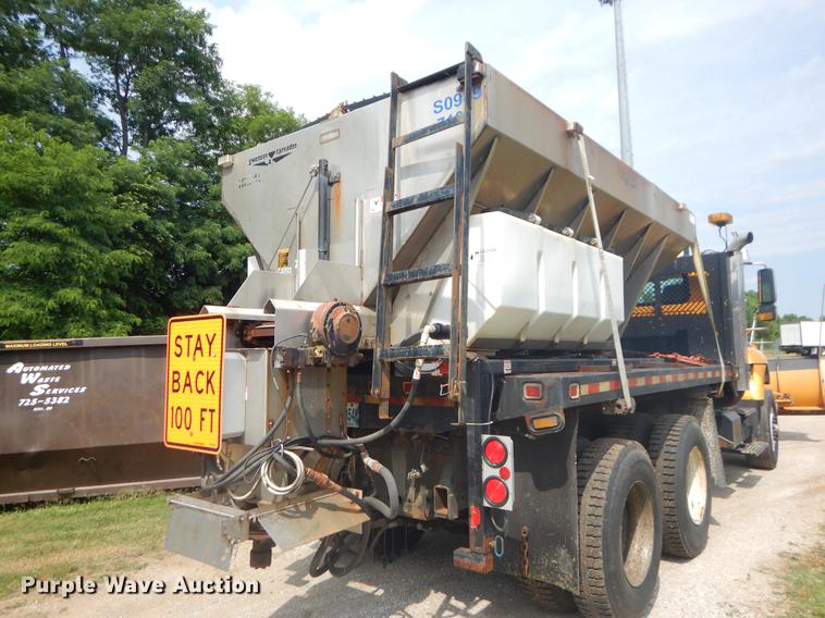 image for item EK9526 2003 International 7400 flatbed truck