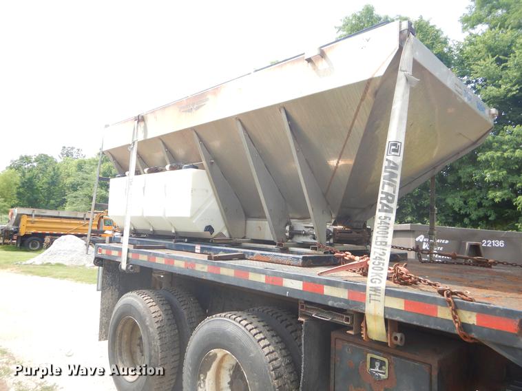 image for item EK9526 2003 International 7400 flatbed truck