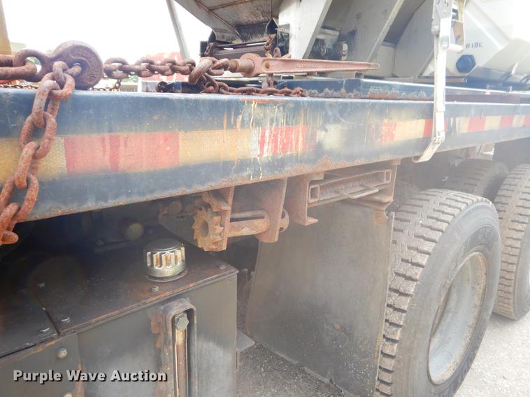 image for item EK9526 2003 International 7400 flatbed truck