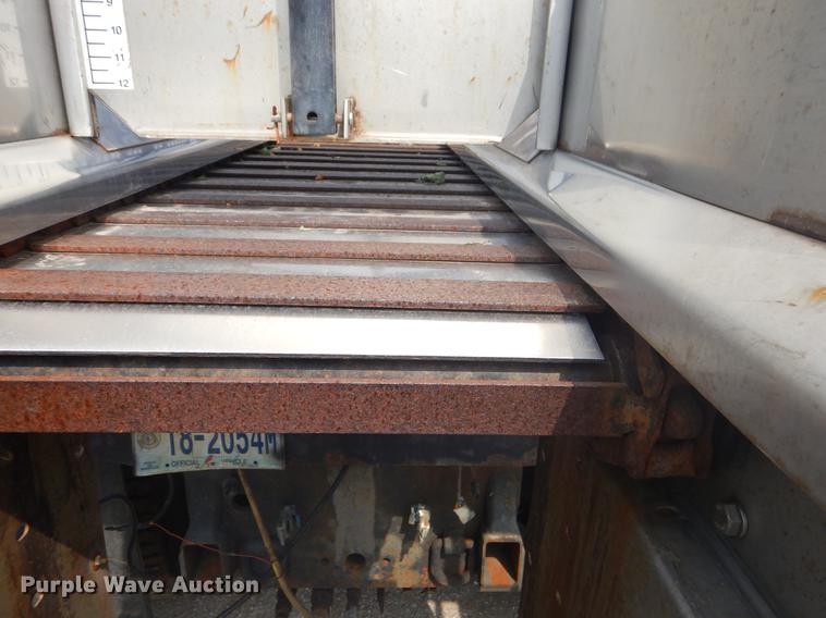 image for item EK9526 2003 International 7400 flatbed truck