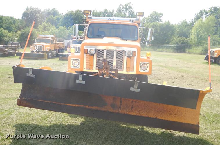 image for item EK9528 2002 International 2554 dump truck