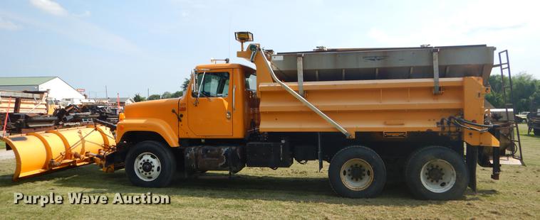 image for item EK9528 2002 International 2554 dump truck