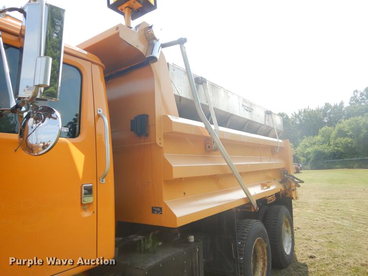 image for item EK9528 2002 International 2554 dump truck
