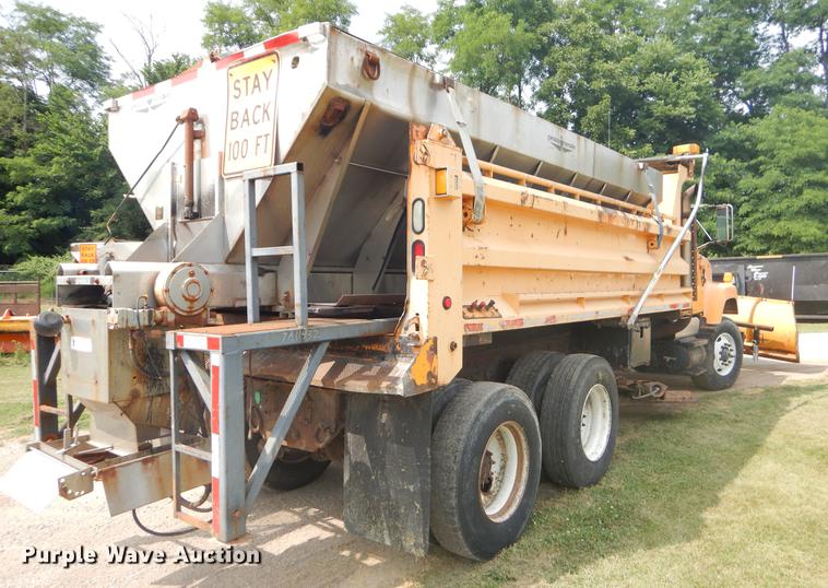 image for item EK9529 2002 International 2554 dump truck
