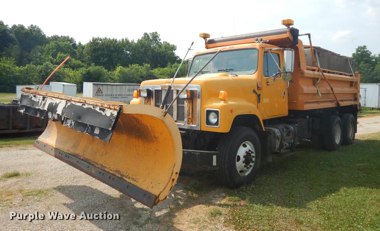 image for item EK9532 2002 International 2554 dump truck
