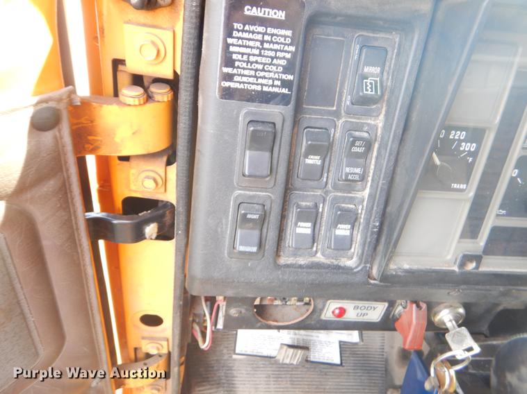 image for item EK9532 2002 International 2554 dump truck