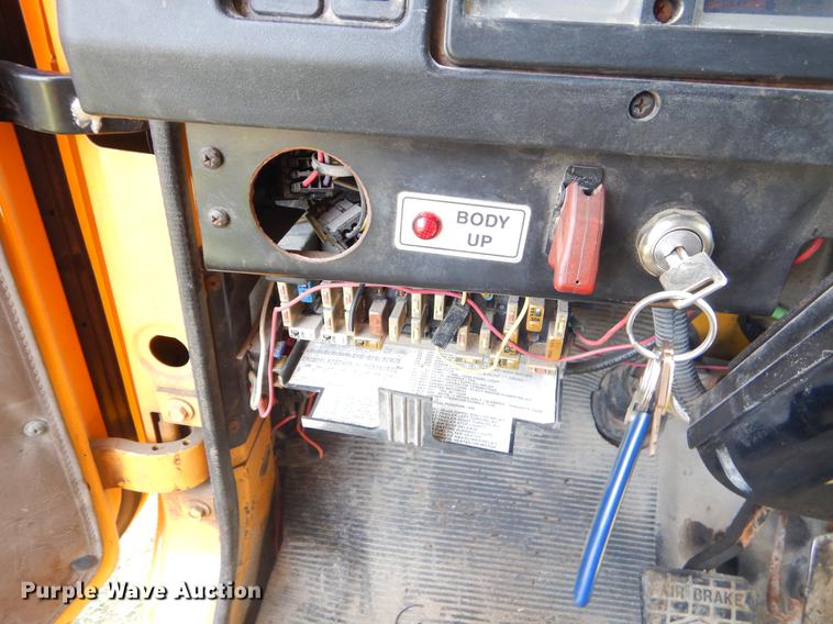 image for item EK9532 2002 International 2554 dump truck