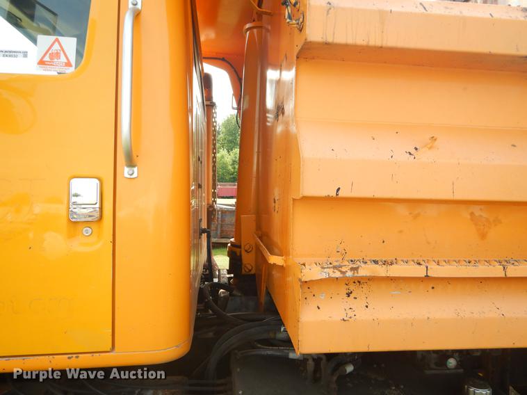 image for item EK9532 2002 International 2554 dump truck