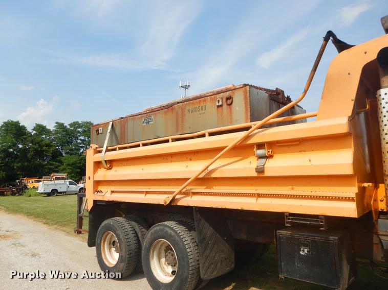 image for item EK9532 2002 International 2554 dump truck