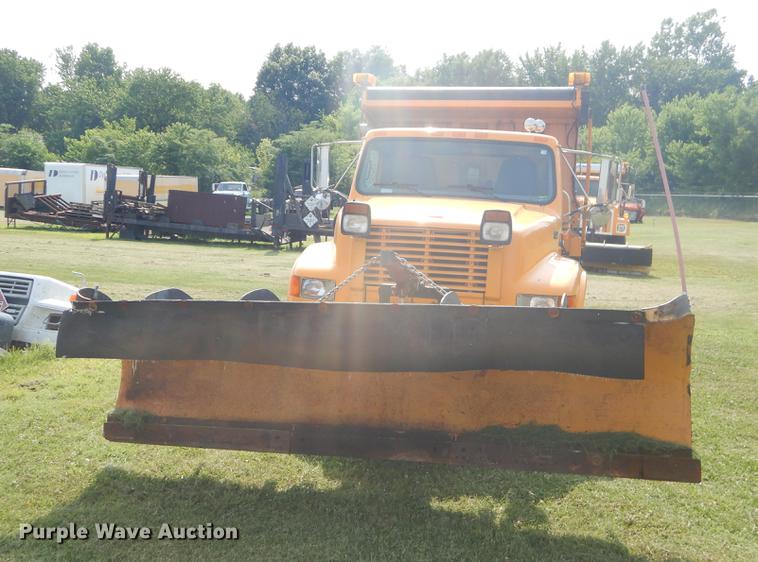 image for item EK9533 2002 International 4900 dump truck