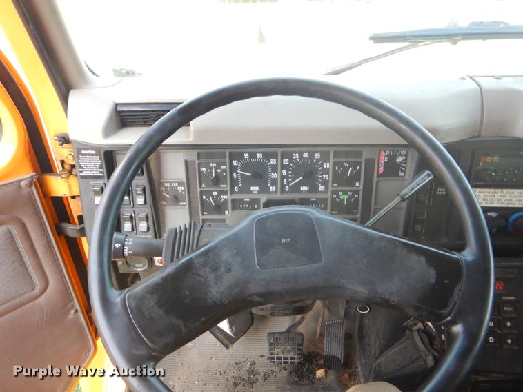 image for item EK9533 2002 International 4900 dump truck