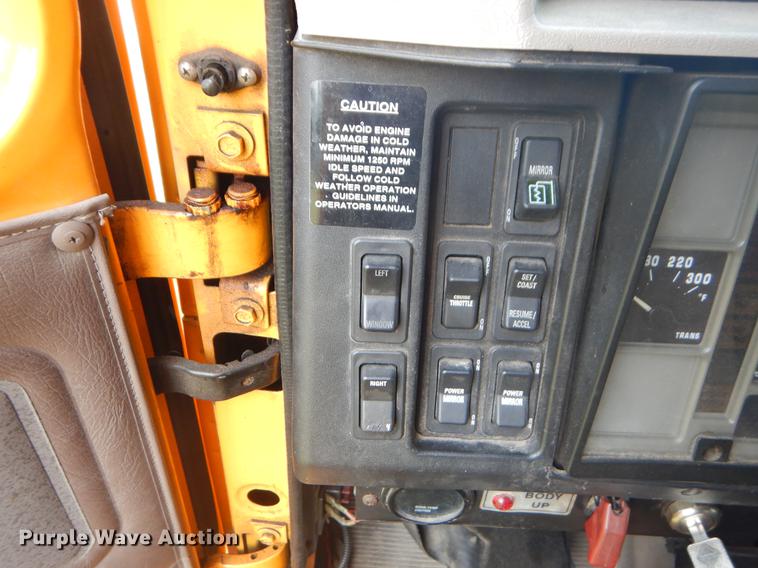 image for item EK9533 2002 International 4900 dump truck