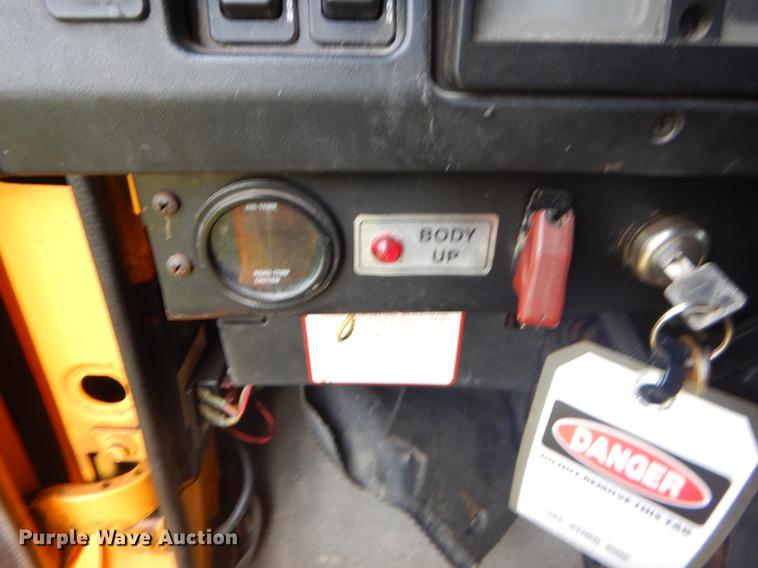 image for item EK9533 2002 International 4900 dump truck