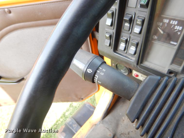 image for item EK9533 2002 International 4900 dump truck