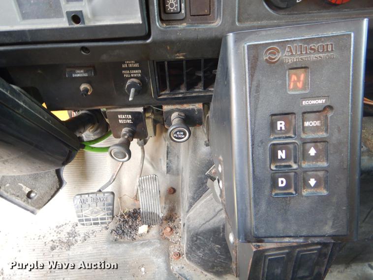 image for item EK9533 2002 International 4900 dump truck