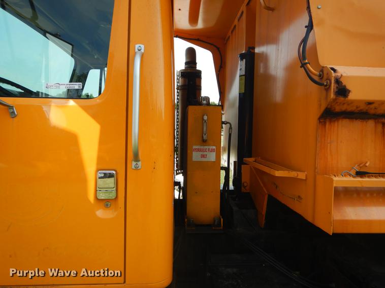 image for item EK9533 2002 International 4900 dump truck