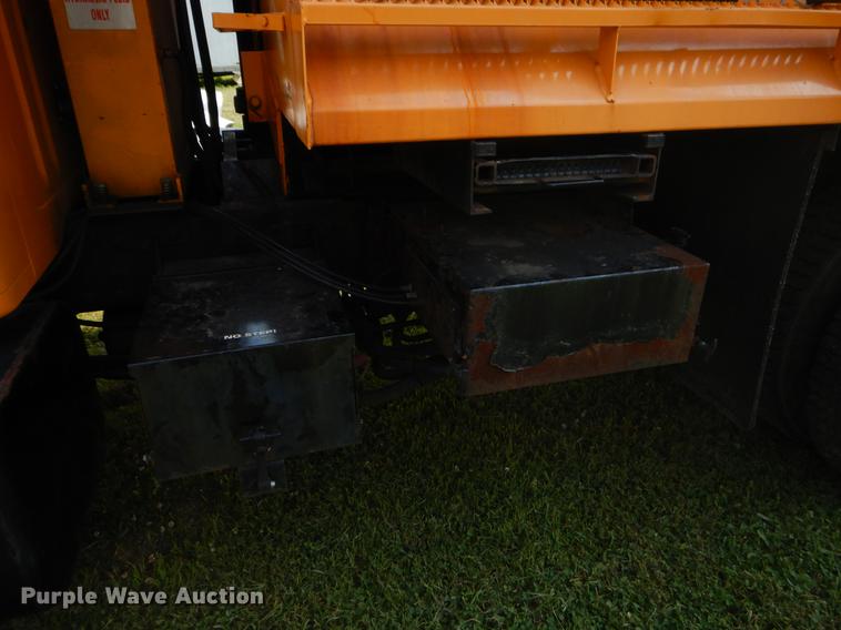 image for item EK9533 2002 International 4900 dump truck