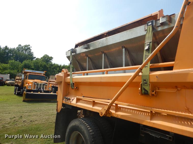 image for item EK9533 2002 International 4900 dump truck
