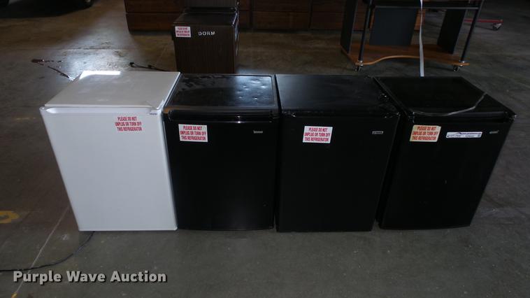 image for item EZ9452 (4) mini refrigerators