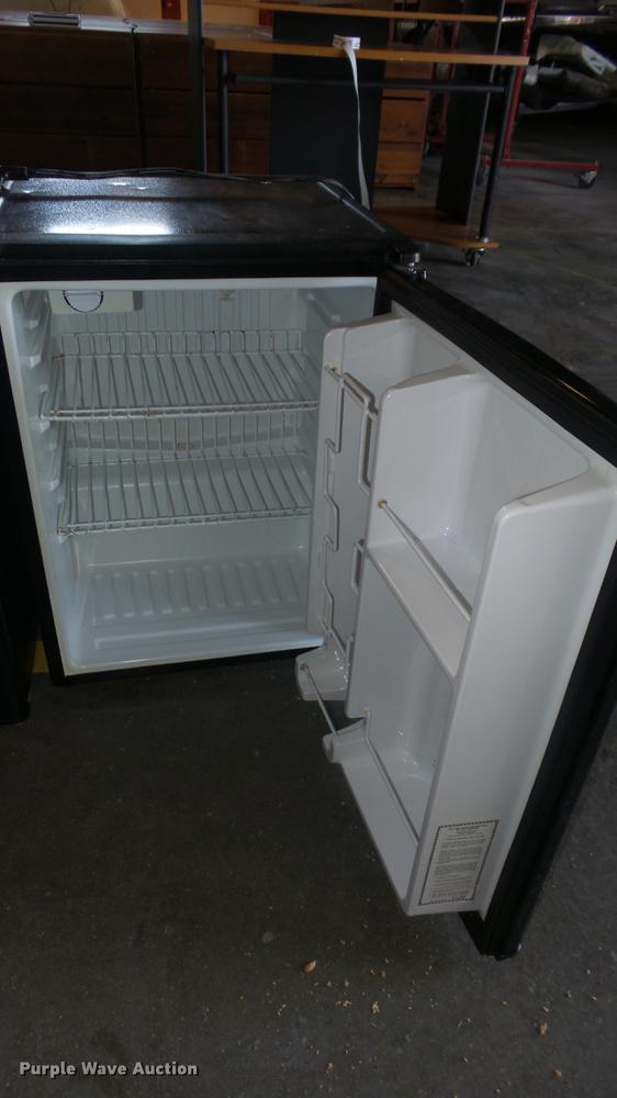 image for item EZ9452 (4) mini refrigerators