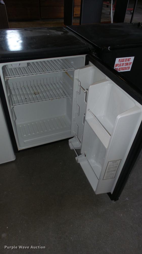 image for item EZ9452 (4) mini refrigerators