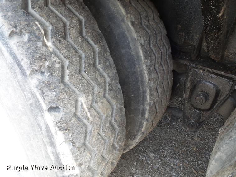 image for item DB6050 2002 Wade Services drop deck tank trailer