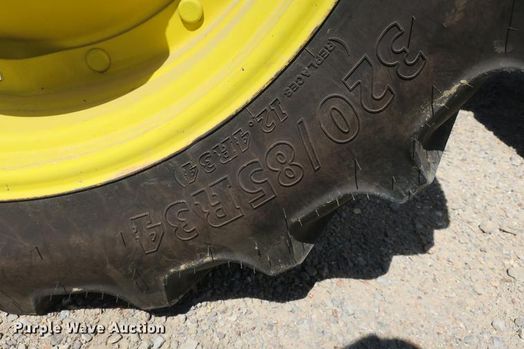 image for item DB7250 2005 John Deere 7320 MFWD tractor