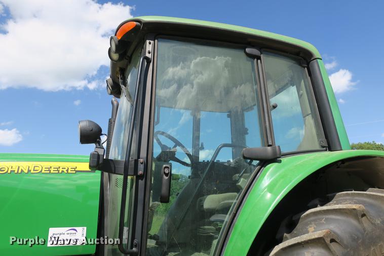 image for item DB7250 2005 John Deere 7320 MFWD tractor