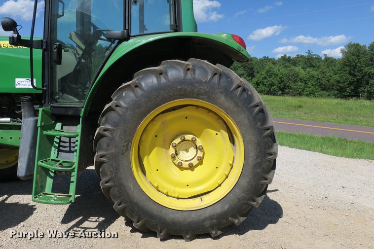 image for item DB7250 2005 John Deere 7320 MFWD tractor