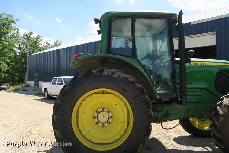 image for item DB7250 2005 John Deere 7320 MFWD tractor