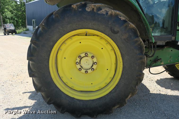 image for item DB7250 2005 John Deere 7320 MFWD tractor