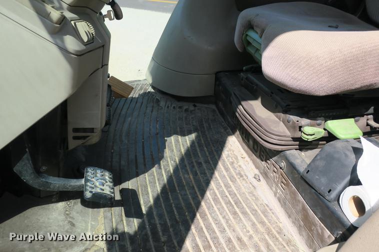 image for item DB7250 2005 John Deere 7320 MFWD tractor