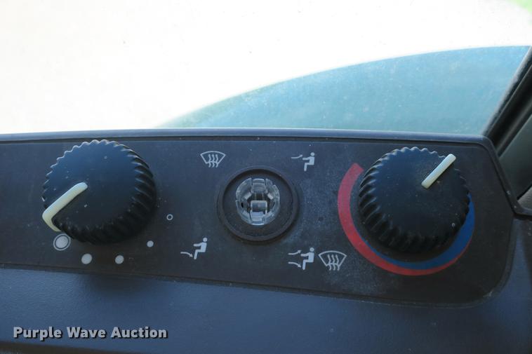 image for item DB7250 2005 John Deere 7320 MFWD tractor