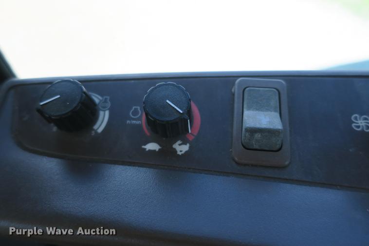 image for item DB7250 2005 John Deere 7320 MFWD tractor