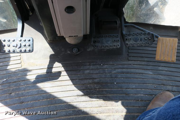 image for item DB7250 2005 John Deere 7320 MFWD tractor