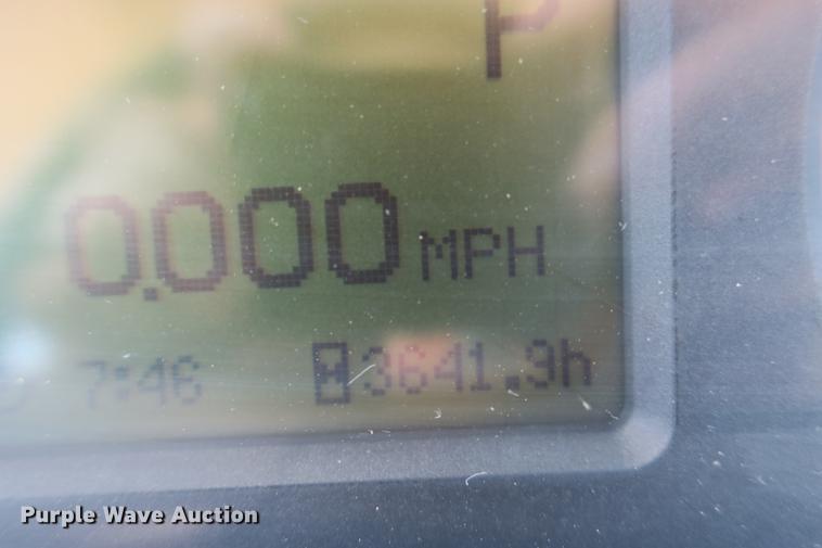 image for item DB7250 2005 John Deere 7320 MFWD tractor