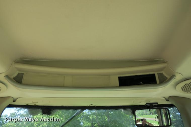 image for item DB7250 2005 John Deere 7320 MFWD tractor