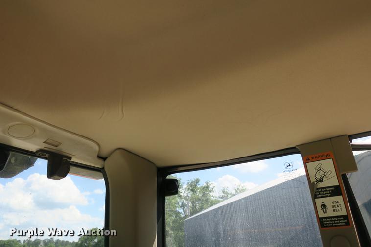 image for item DB7250 2005 John Deere 7320 MFWD tractor