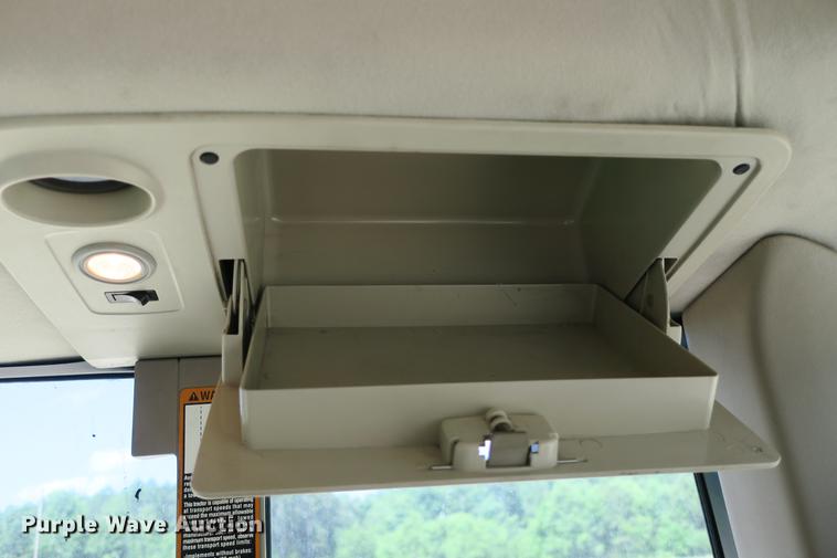 image for item DB7250 2005 John Deere 7320 MFWD tractor