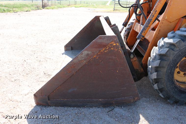 image for item DC7526 1981 Case 1845 skid steer