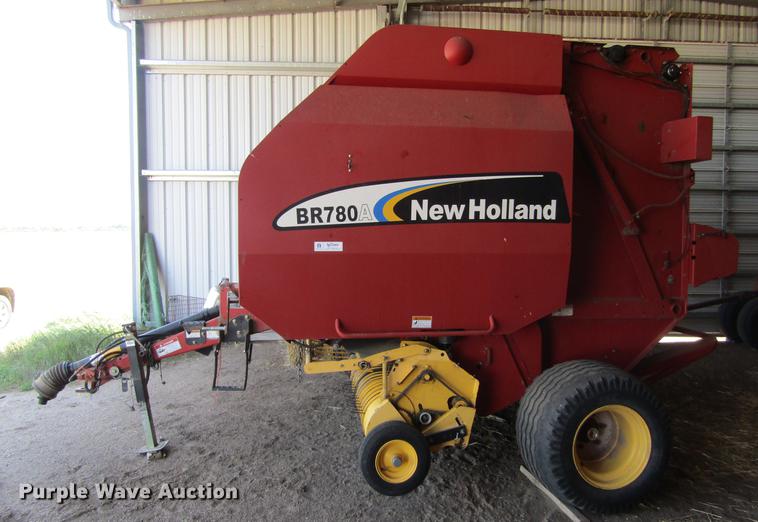 image for item DD5705 2007 New Holland BR780A round baler